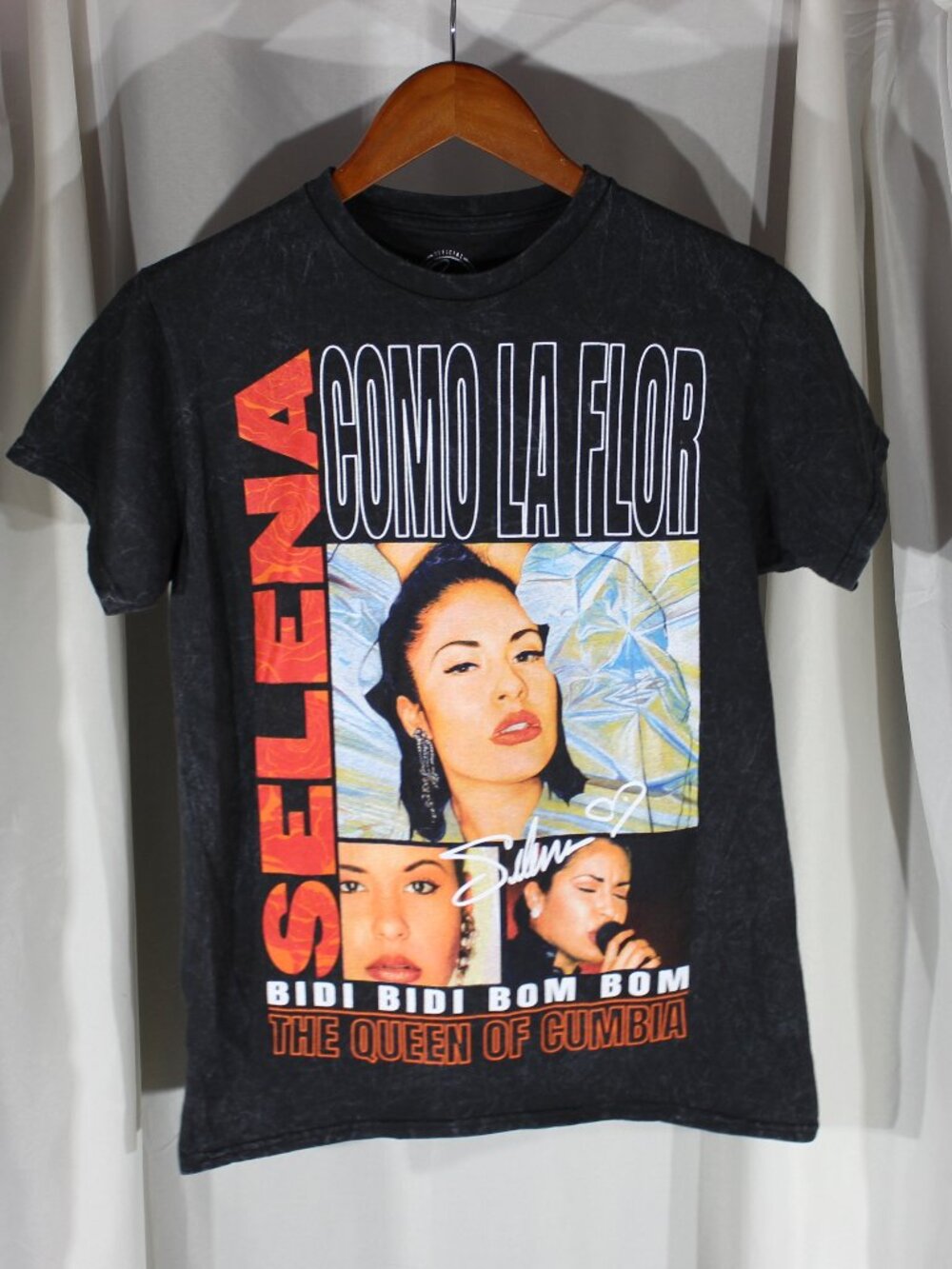 Selena "Queen of Cumbia" graphic short sleeve t-shirt - Size S